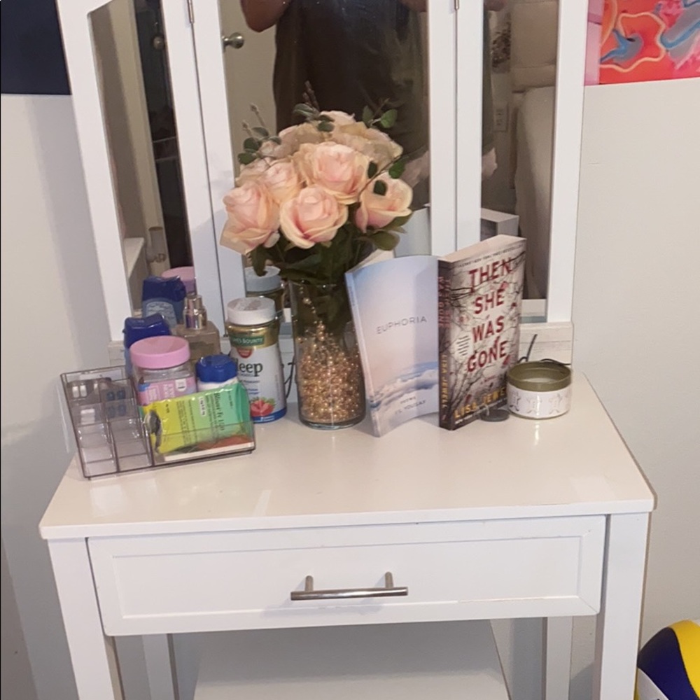 White makeup table, comes with mirror and chair
